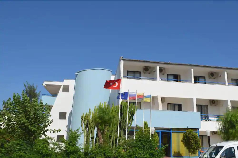 ケメルにあるPark Avrupa Hotelの旗の前の建物