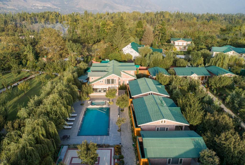 eine Luftansicht eines Hauses mit Pool in der Unterkunft The Orchard Retreat & Spa in Srinagar