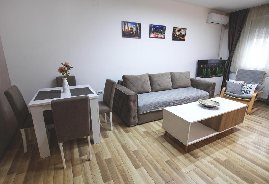 a living room with a couch and a table at TOP Apartman in Šabac