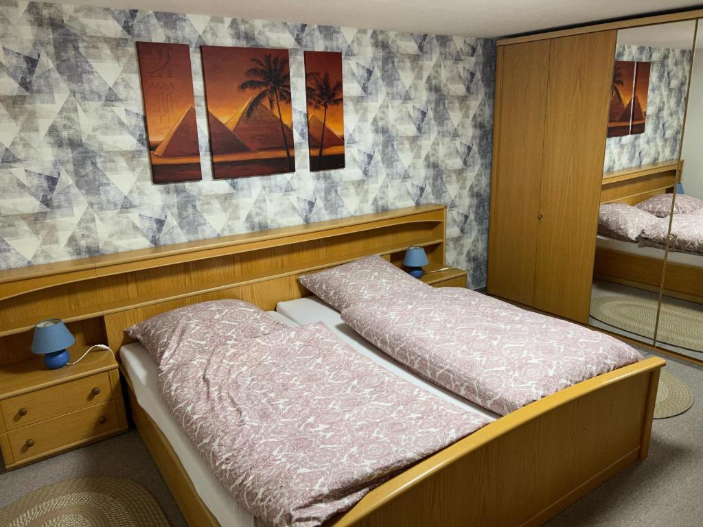 - 2 lits jumeaux dans une chambre avec miroir dans l'établissement Bergmannsruh OG, à Clausthal-Zellerfeld