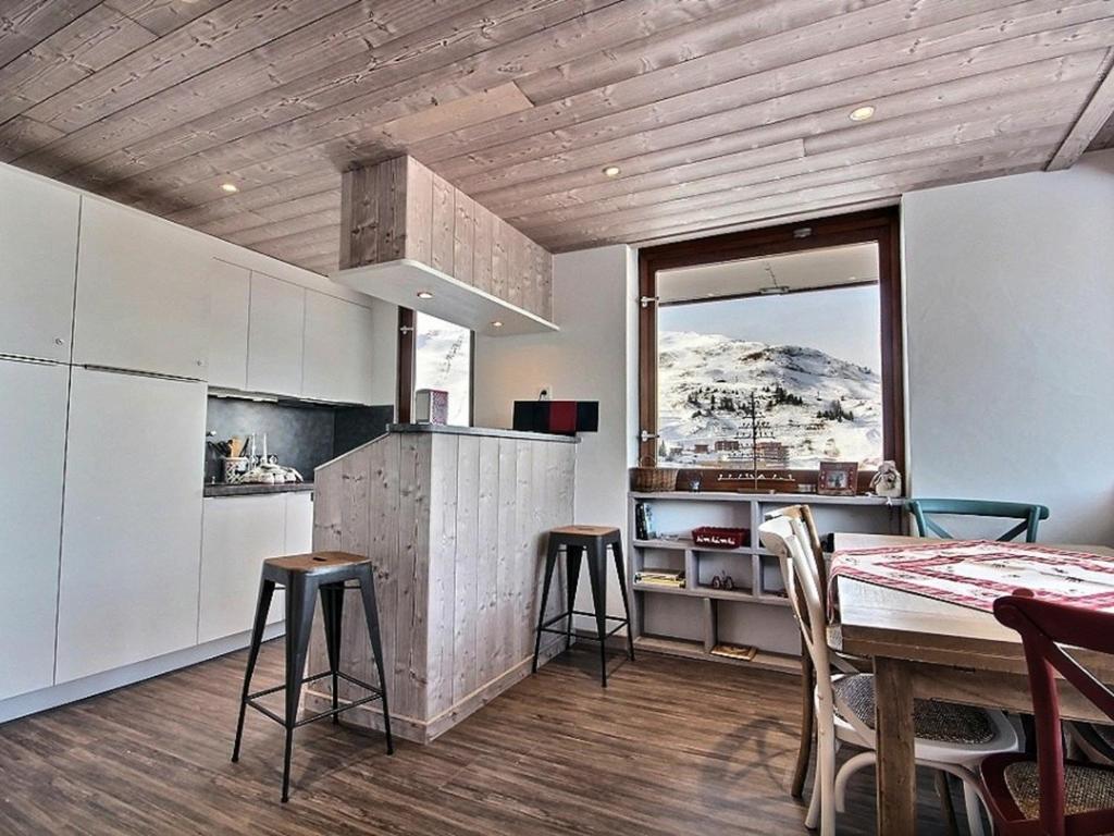 Appartement La Plagne, 2 pièces, 6 personnes - FR-1-455-51にあるキッチンまたは簡易キッチン