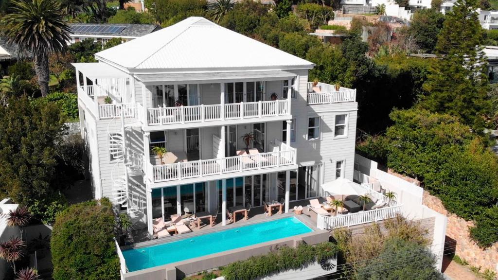 uma vista aérea de uma grande casa branca com uma piscina em Sea Five Boutique Hotel em Cidade do Cabo