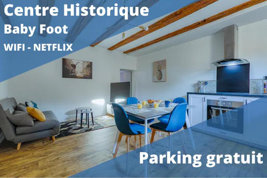 ein Wohnzimmer mit einem Tisch und blauen Stühlen in der Unterkunft La Ballerine - Baby foot - Centre historique in Romans-sur-Isère