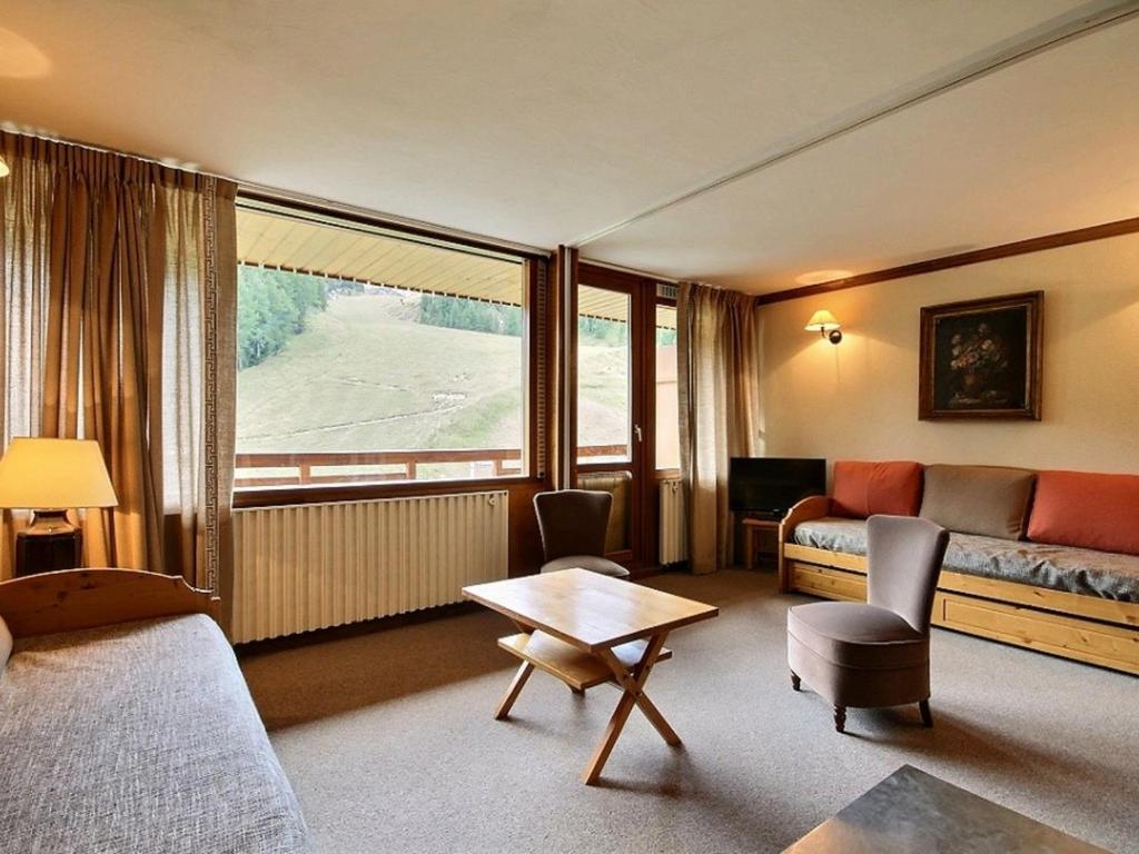 Appartement La Plagne, 3 pièces, 6 personnes - FR-1-455-33にあるシーティングエリア