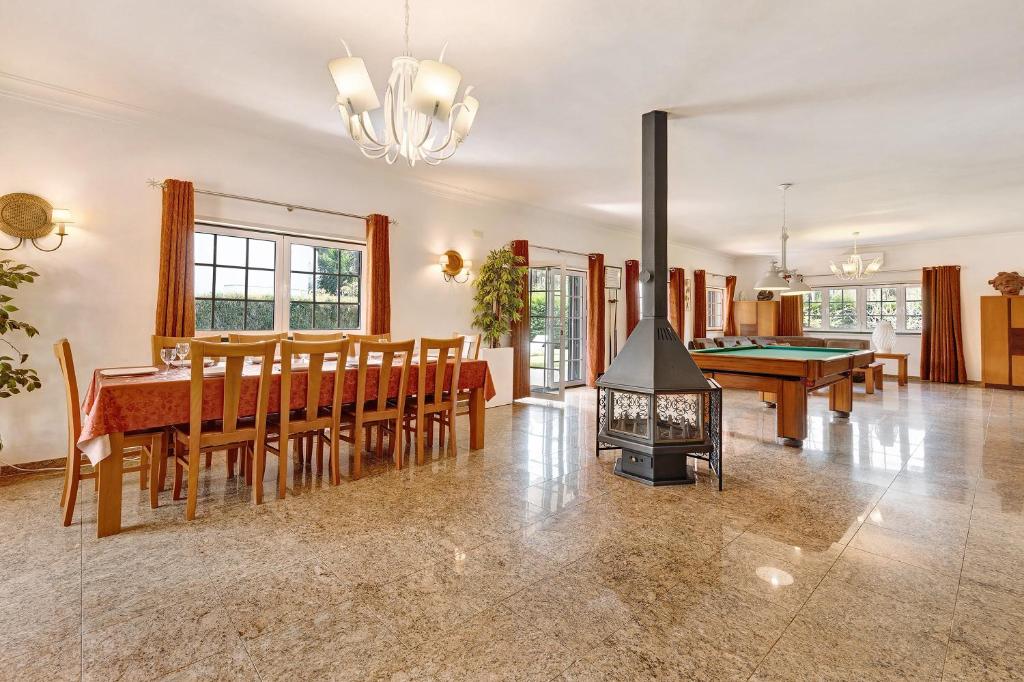 Biliár nebo kulečník v ubytování Family Friendly Villa Aroeira Golf