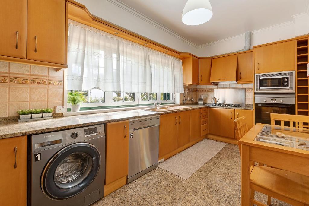 Kuchyň nebo kuchyňský kout v ubytování Family Friendly Villa Aroeira Golf