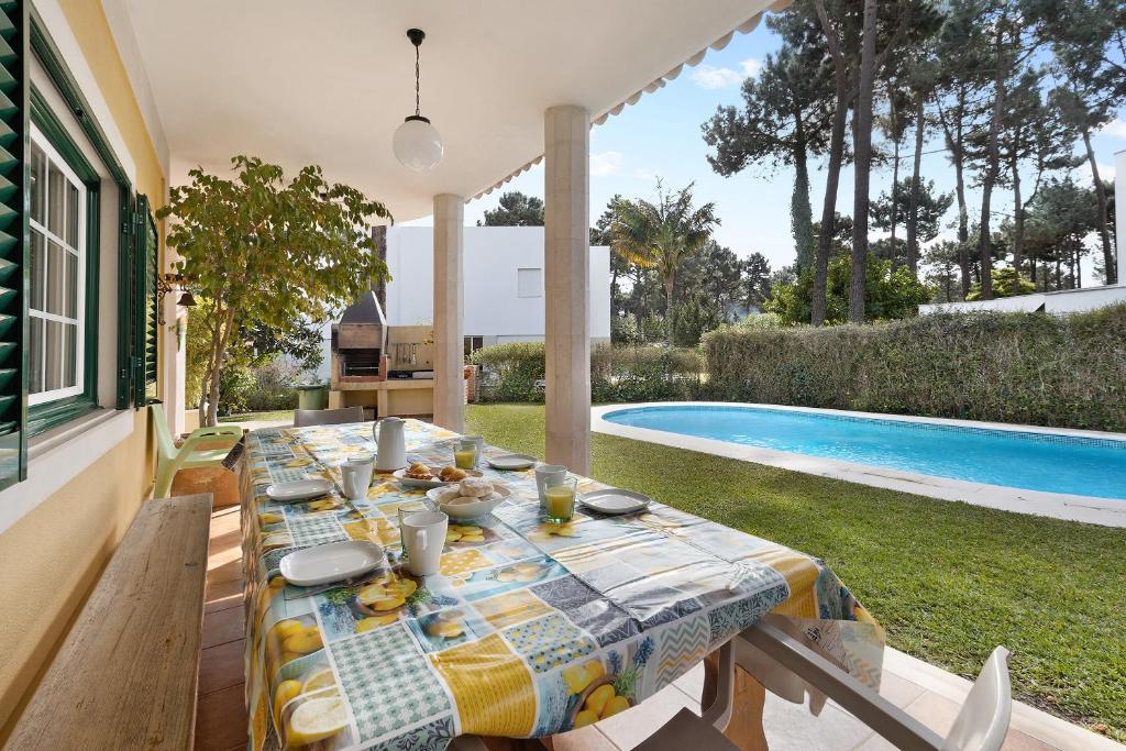 Bazén v ubytování Family Friendly Villa Aroeira Golf nebo v jeho okolí