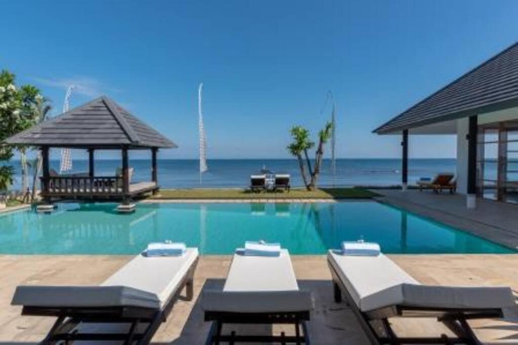 una piscina con mesas y un cenador en Villa Lovina Beach 1, en Banjar