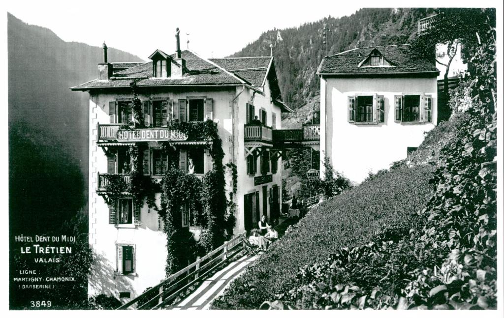 una foto en blanco y negro de un edificio en una colina en À Flanc de Montagne en Le Trétien
