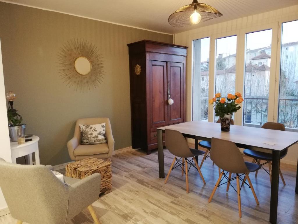 a dining room with a table and chairs at BEACH-CITY 3 PIECES in Saint-Raphaël