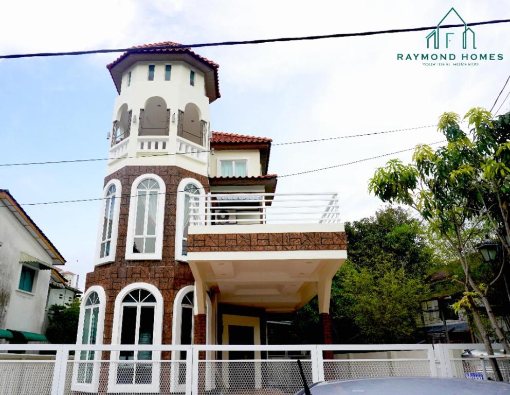 Bukit Lada的住宿－Casa Awal B 5BR for 14pax，一座建筑的顶部有一个钟楼