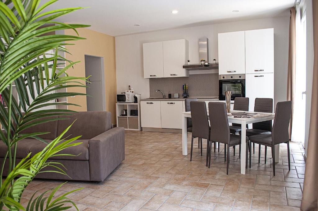 A kitchen or kitchenette at Borgo San Lorenzo Roma