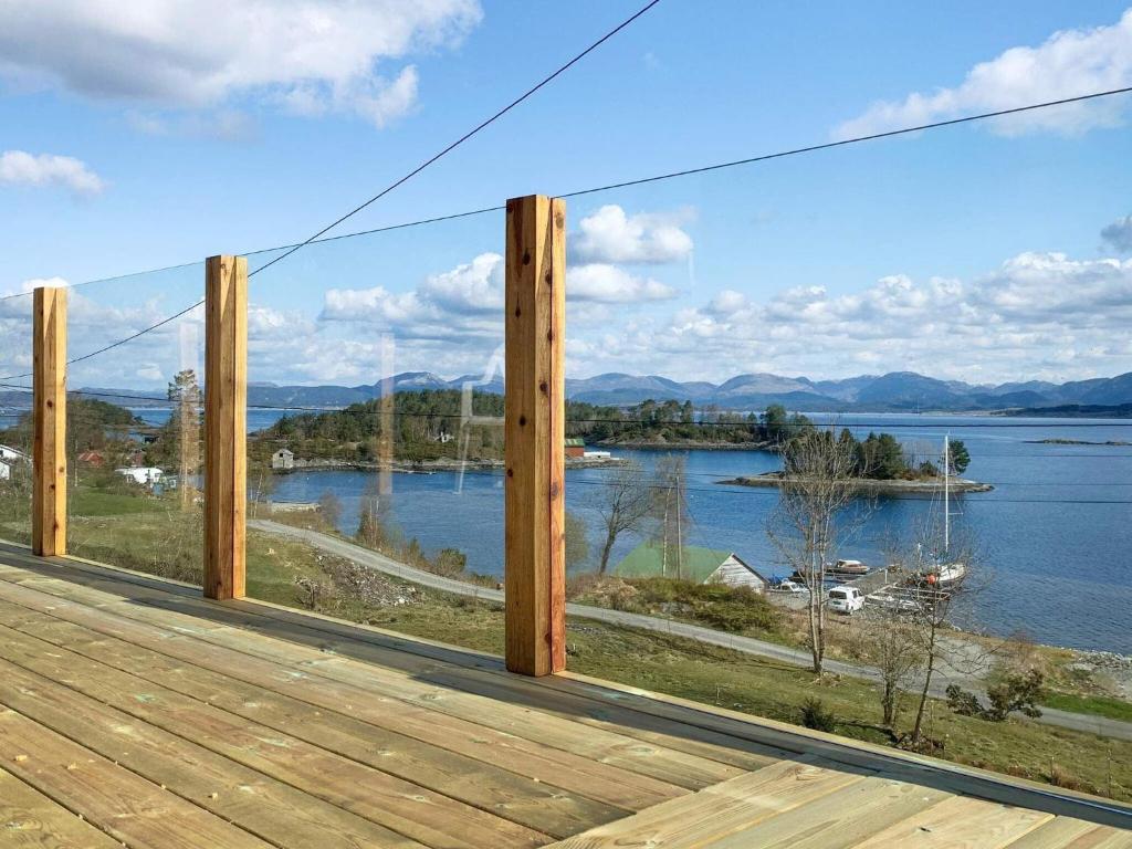 una terrazza con vista sul lago. di Holiday home LINDÅS III a Lindås