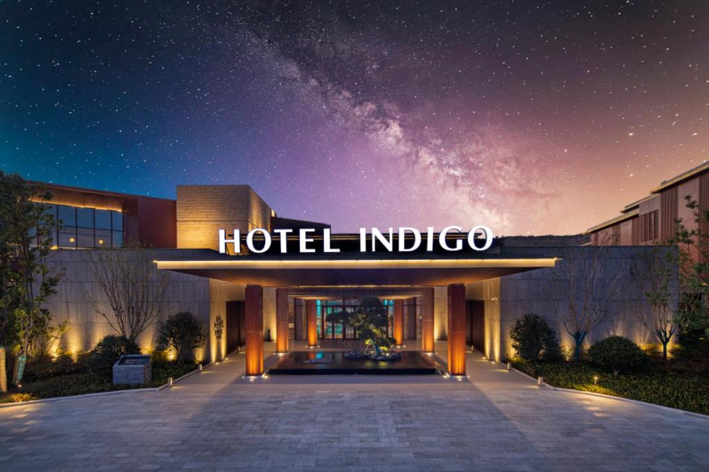 un hotel bajo un cielo estrellado con un hotel indigo en Hotel Indigo Nanjing Garden Expo, an IHG Hotel, en Jiangning