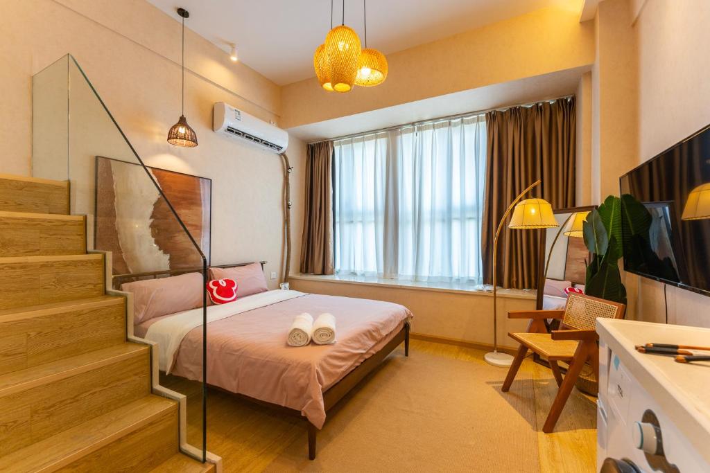 um quarto com uma cama com dois sapatos em Locals Apartment House 12 em Jiang'an