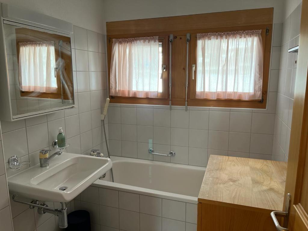 Koupelna v ubytování Spacious apartment up to 6 people in Flims