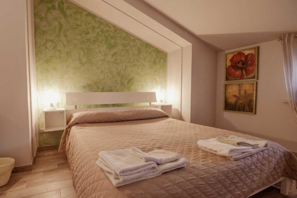sypialnia z łóżkiem z ręcznikami w obiekcie La Vineria w mieście Nursja