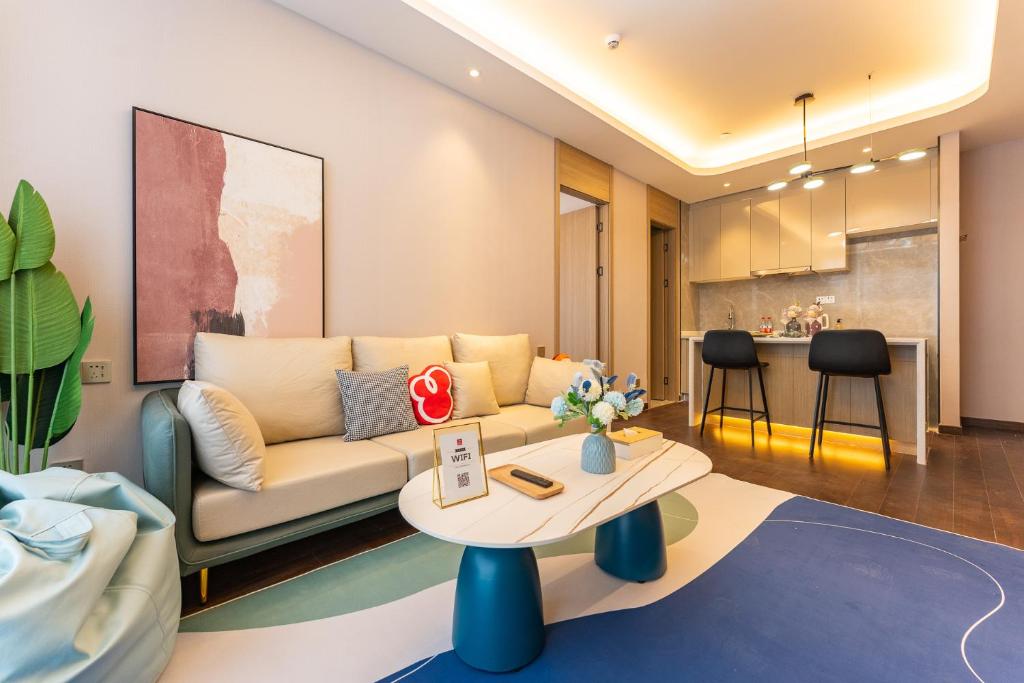 Locals Apartment House 35 في Hankou: غرفة معيشة مع أريكة وطاولة