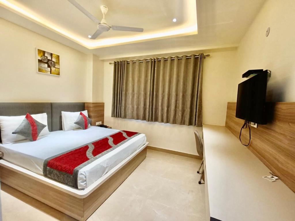 Postel nebo postele na pokoji v ubytování Hotel Tripple Tree - Karol Bagh