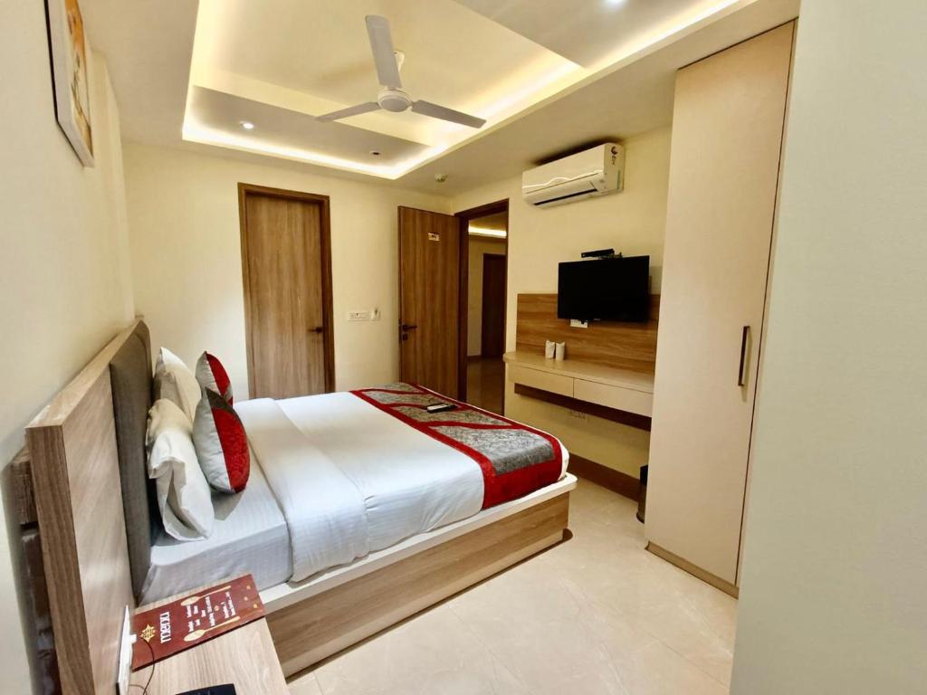 Postel nebo postele na pokoji v ubytování Hotel Tripple Tree - Karol Bagh