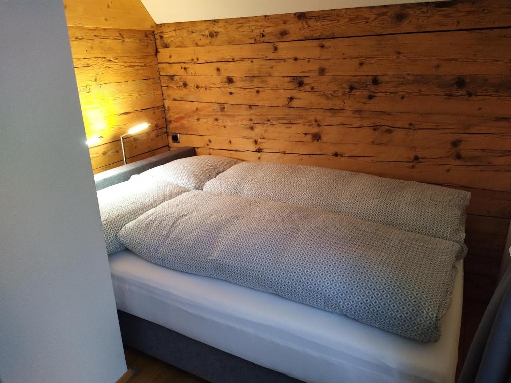 Postel nebo postele na pokoji v ubytování Apartment Meinradsberg mit Balkon
