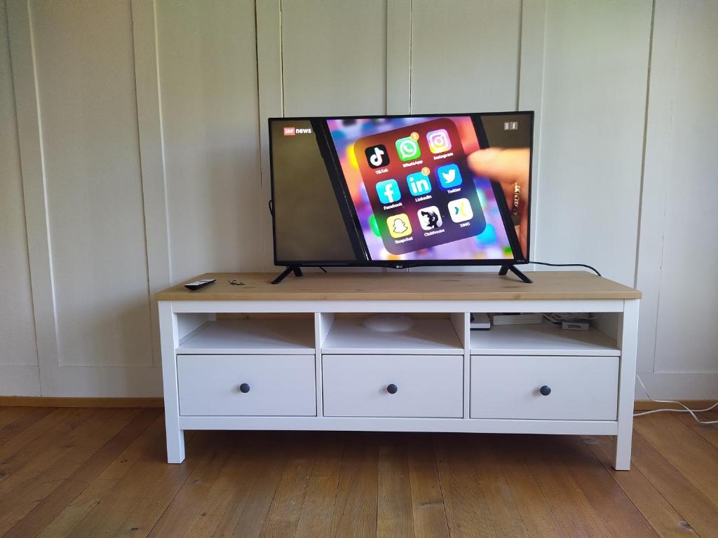 TV a/nebo společenská místnost v ubytování Apartment Meinradsberg mit Balkon