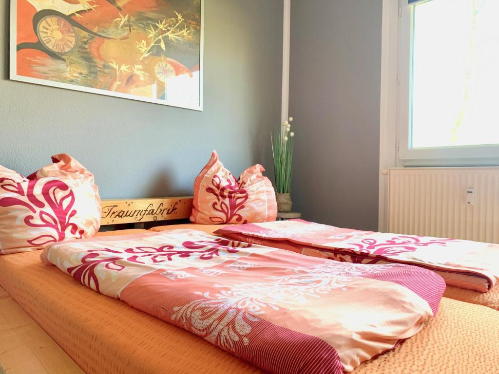 ein Bett mit zwei Kissen darüber in der Unterkunft Whg./flat am Großen Garten in Dresden in Dresden
