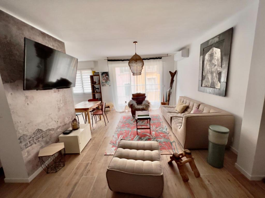un salon avec un canapé et une télévision dans l'établissement La perle de St Victor, à Marseille