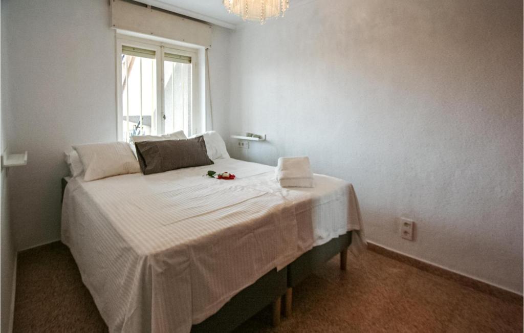 Postel nebo postele na pokoji v ubytování Nice Apartment In Santa Pola With Wifi