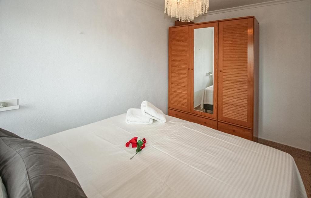 Postel nebo postele na pokoji v ubytování Nice Apartment In Santa Pola With Wifi