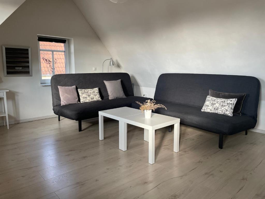 - un salon avec un canapé et une table dans l'établissement Komplettes Ferienhaus für bis zu 4 Personen, à Dornheim