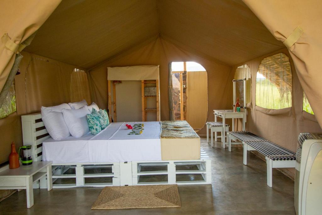 Postel nebo postele na pokoji v ubytování Wild Glamping Gal Oya - Thema Collection