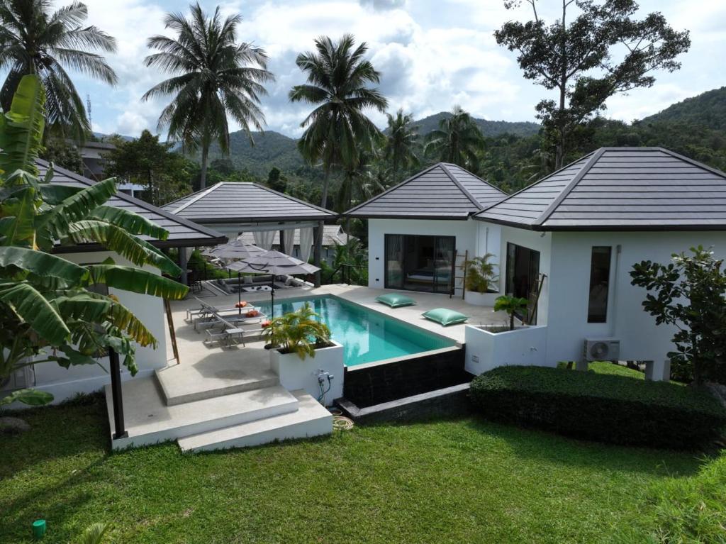 een luchtzicht op een huis met een zwembad bij Baan Sook Jai in Mae Haad