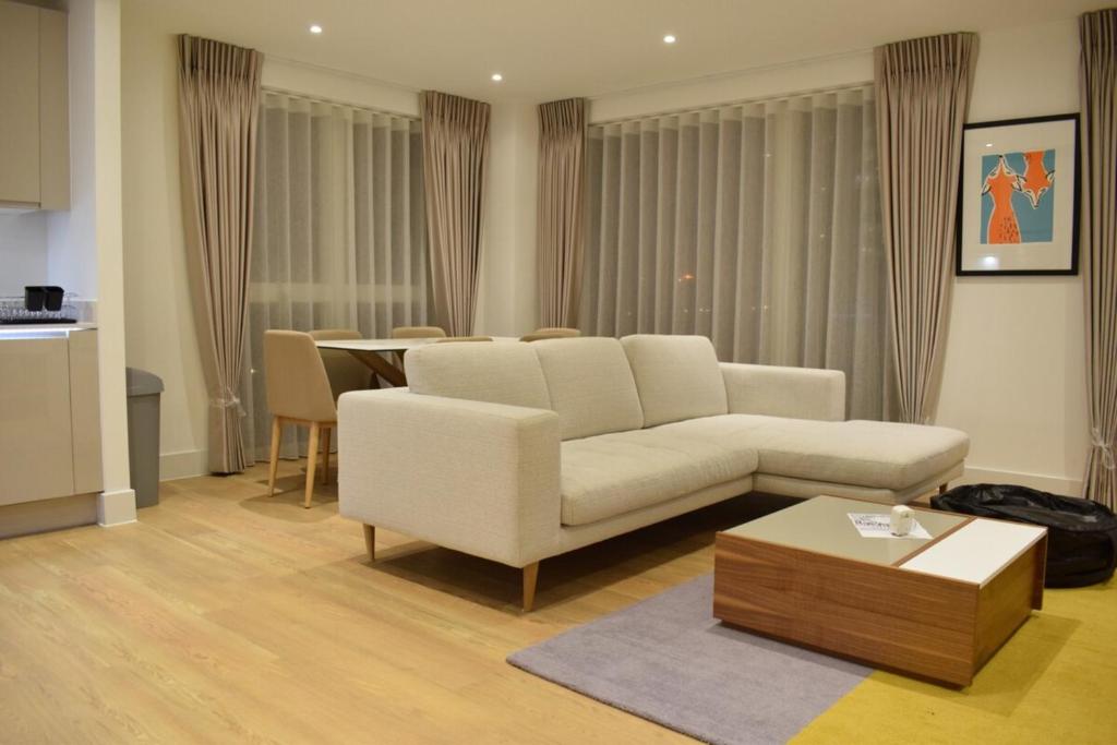 Bright 2 Bedroom Flat in Park Royal