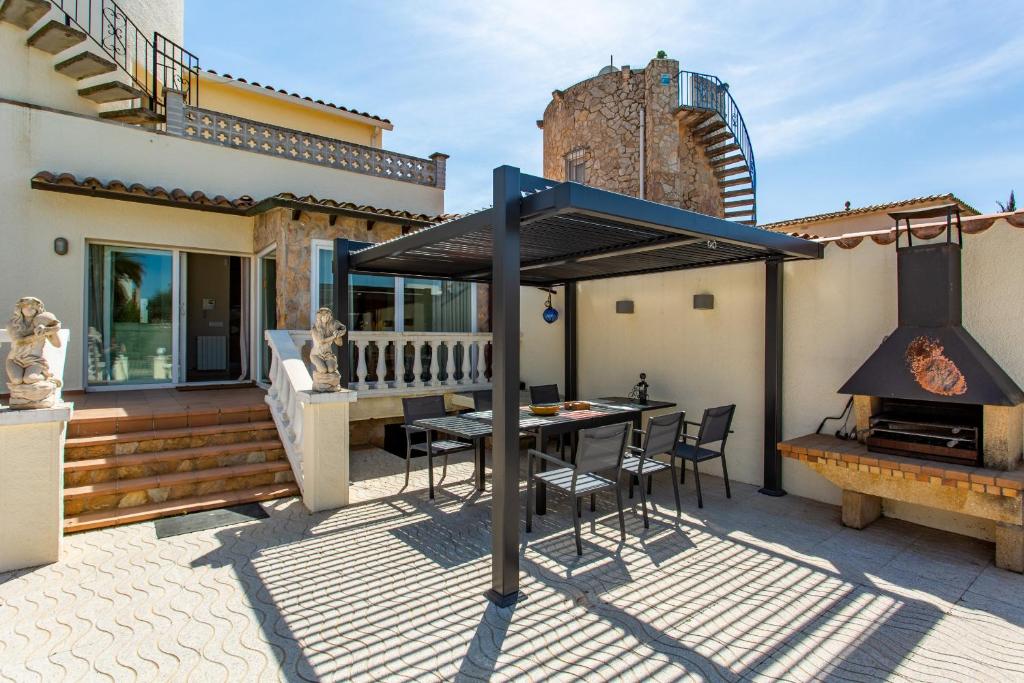 Fotografie z fotogalerie ubytování WELCS VILLA FALCONERA 017 EMP con Piscina privada v destinaci Empuriabrava