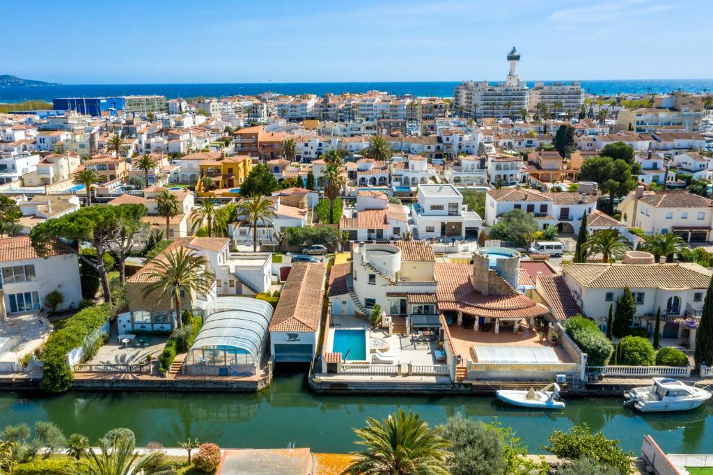 Fotografie z fotogalerie ubytování WELCS VILLA FALCONERA 017 EMP con Piscina privada v destinaci Empuriabrava