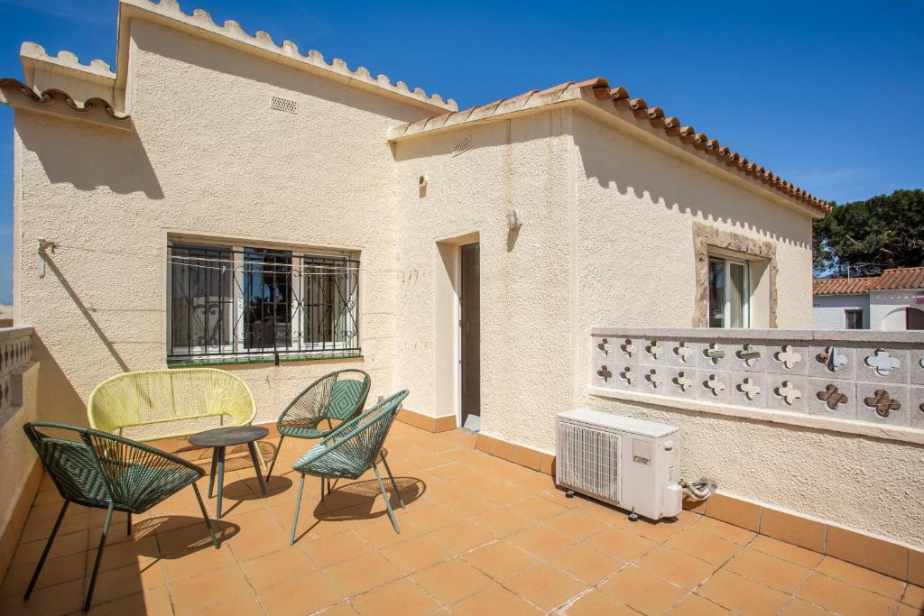 Fotografie z fotogalerie ubytování WELCS VILLA FALCONERA 017 EMP con Piscina privada v destinaci Empuriabrava