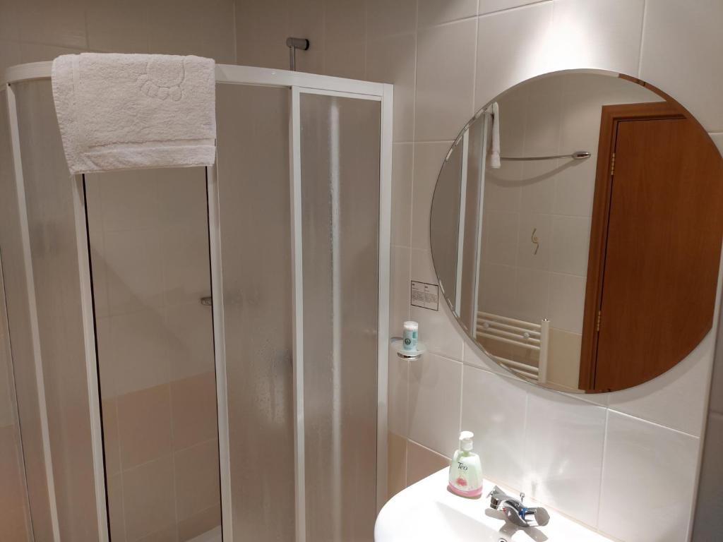 Un baño con lavabo, espejo y ducha. en Studio Villa Park 410, en Borovets