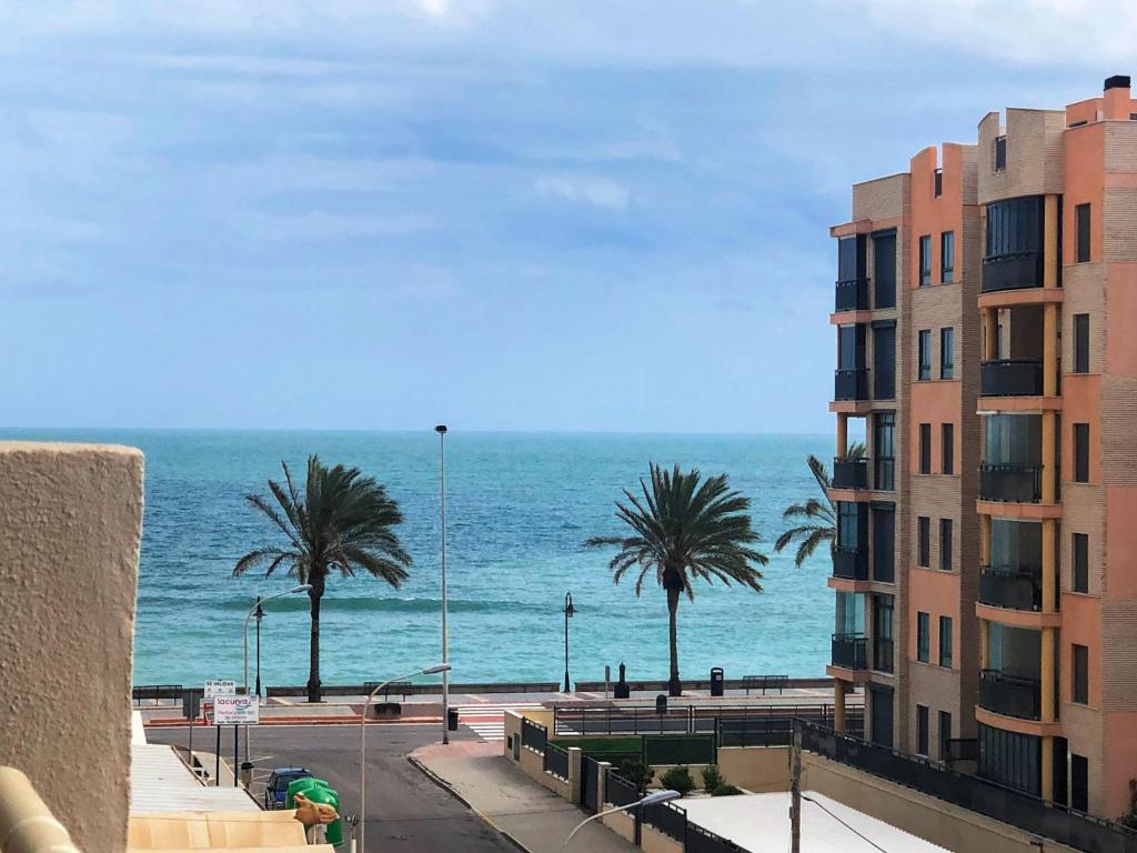 een uitzicht op de oceaan vanuit een gebouw bij Apartamento Riviera con vistas al mar REF 024 in Benicàssim