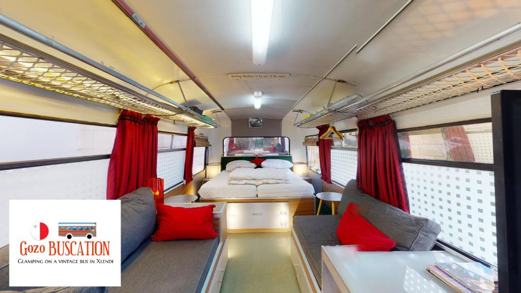 Двуетажно легло или двуетажни легла в стая в Gozo Bus Glamping