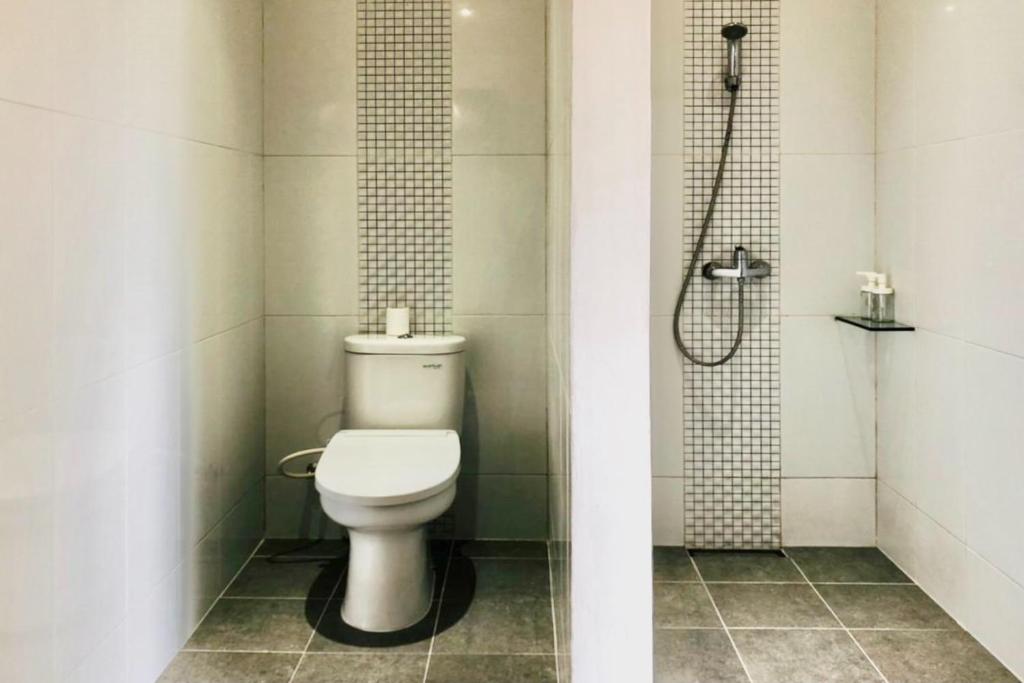 Kamar mandi di Hotel Puriartha Ubud - CHSE Certified