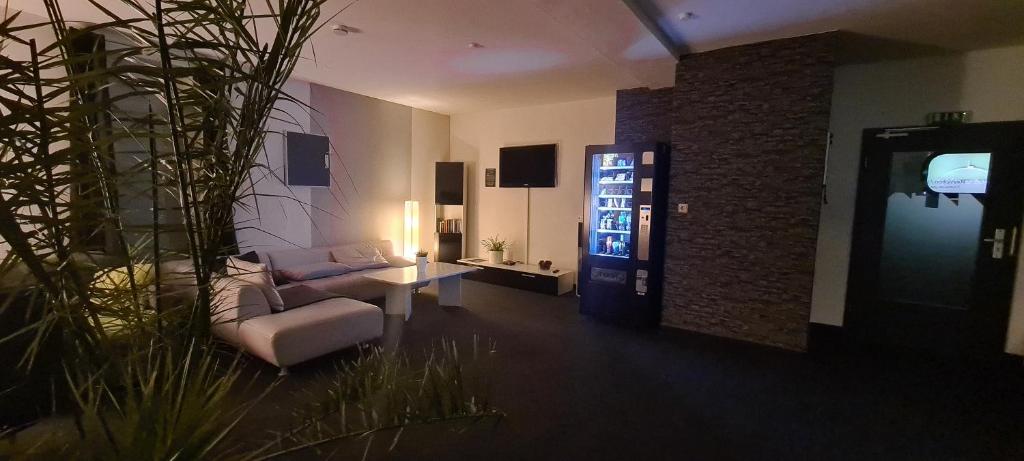 un soggiorno con un divano e un tavolo di Harz Hostel a Wernigerode