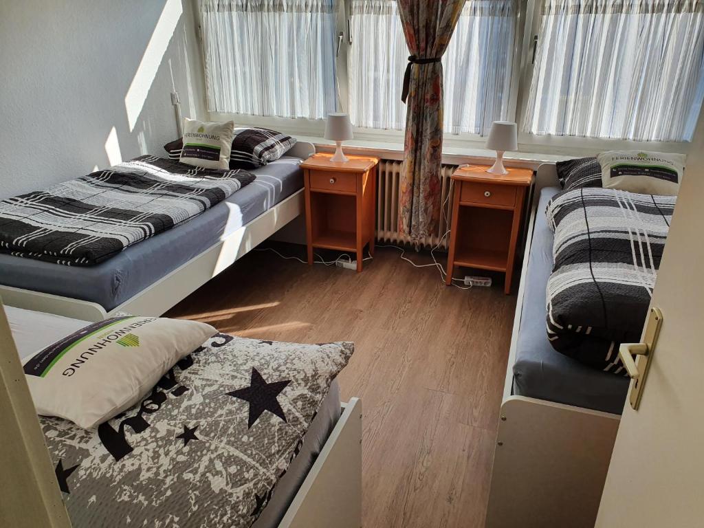 pokój z 2 łóżkami i 2 szafkami nocnymi w obiekcie Ferienwohnung Linden w mieście Willich