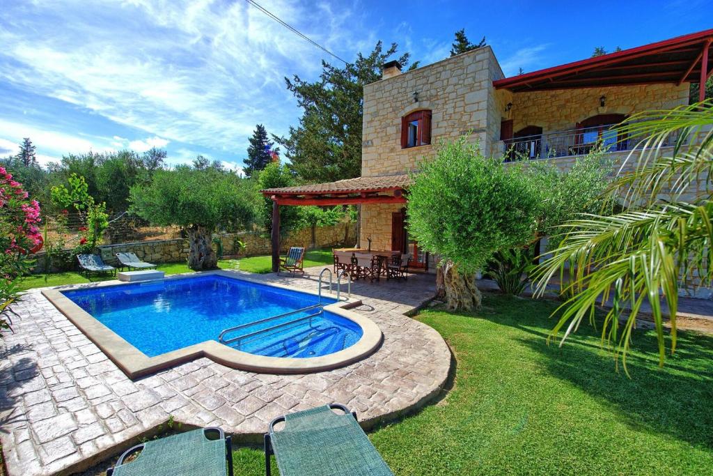 Bazén v ubytovaní Villa Nipos by PosarelliVillas alebo v jeho blízkosti
