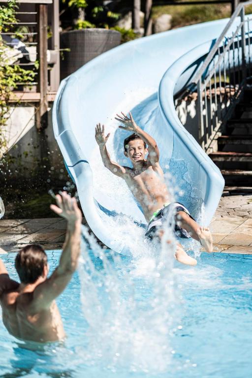 Bazén v ubytování Stroblhof Active Family Spa Resort nebo v jeho okolí