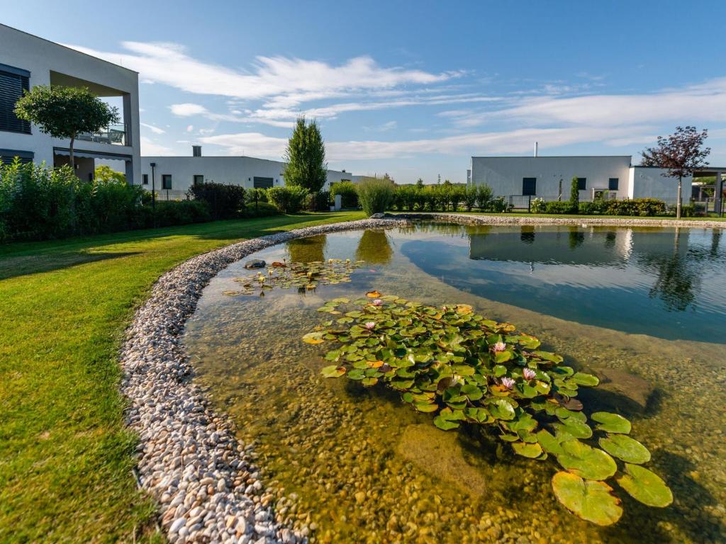 Vonkajšia záhrada v ubytovaní Apartment Near Golf Course