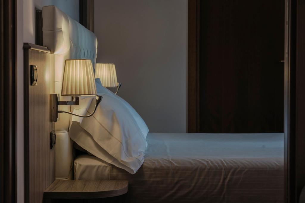 Łóżko lub łóżka w pokoju w obiekcie Hotel Garnì Cristallo
