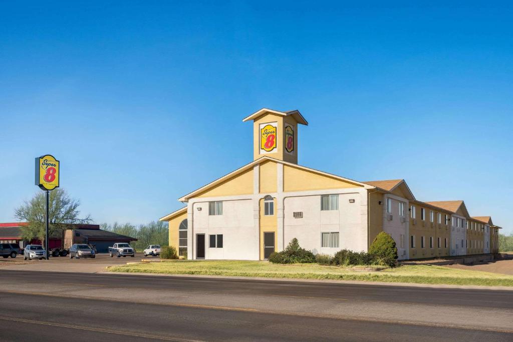 un bâtiment avec une tour d'horloge en haut dans l'établissement Super 8 by Wyndham Liberal KS, à Liberal