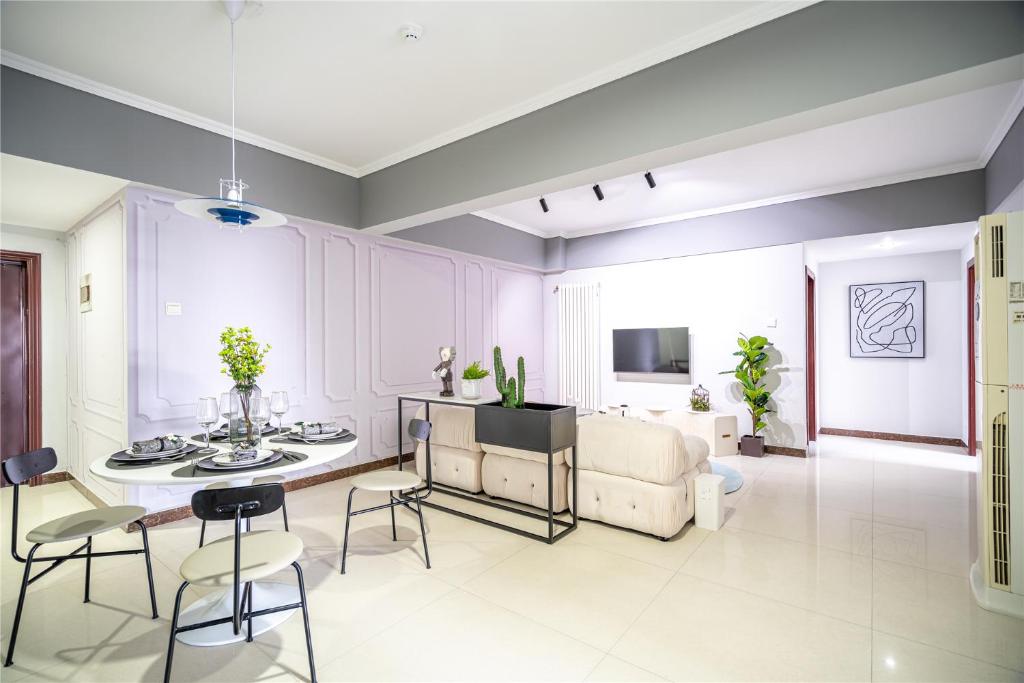 Μια τηλεόραση ή/και κέντρο ψυχαγωγίας στο Locals Apartment House 20