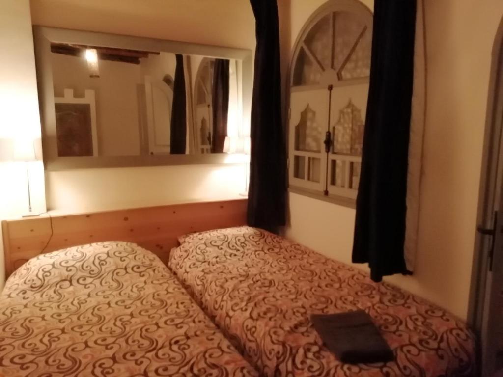 Un ou plusieurs lits dans un hébergement de l'établissement Dar Farah, riad au coeur de la médina